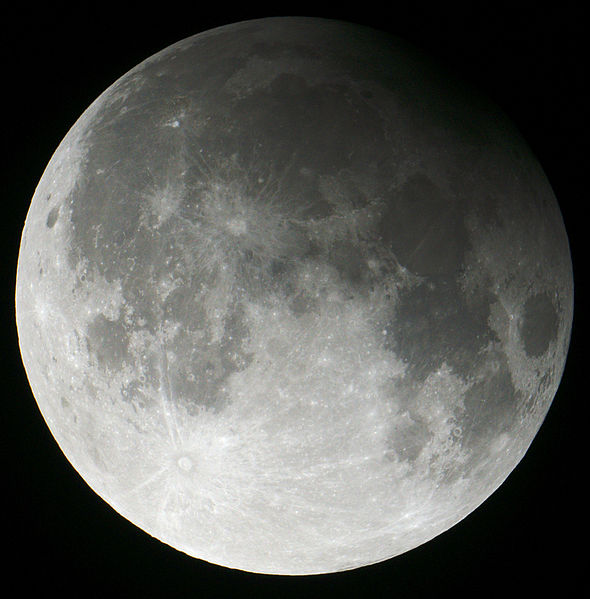 590px-Partial_lunar_eclipse_2013.04.25.j