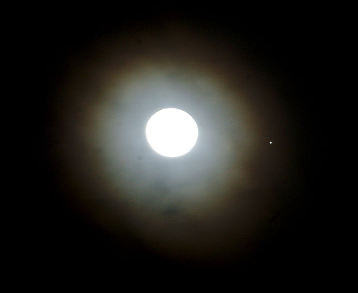 733px-Lunar_Corona_conjunction_Jupiter_26.12.2012.jpg