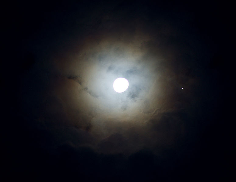 775px-Lunar_Corona_conjunction_Jupiter_2.11.2012.jpg