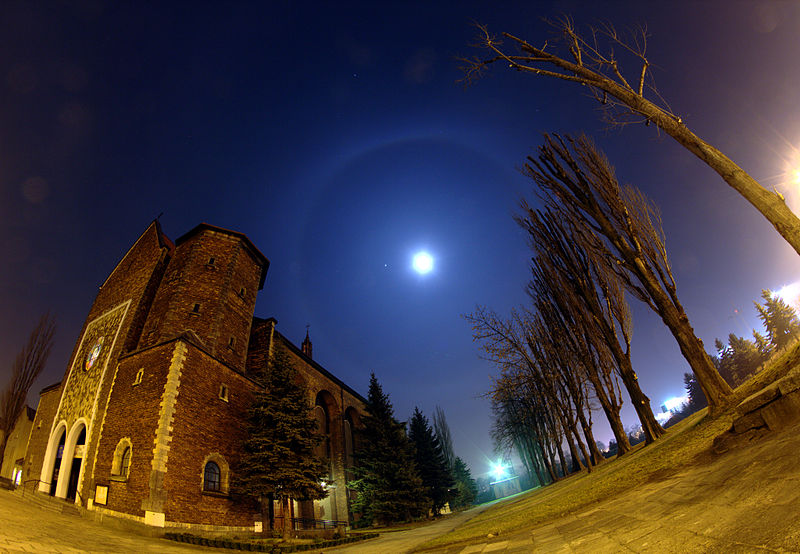 800px-Moon_halo_during_conjunction_with_