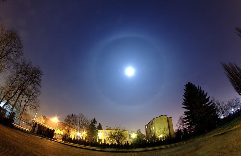 800px-Moon_halo_during_conjunction_with_