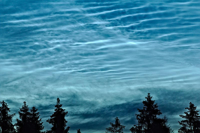 800px-Noctilucent_clouds_over_Rabka-Zdro