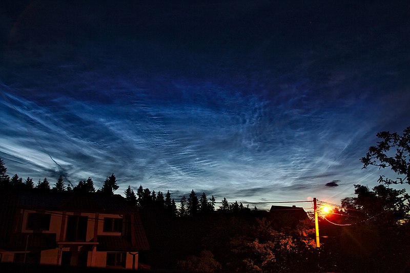 800px-Noctilucent_clouds_over_Rabka-Zdro