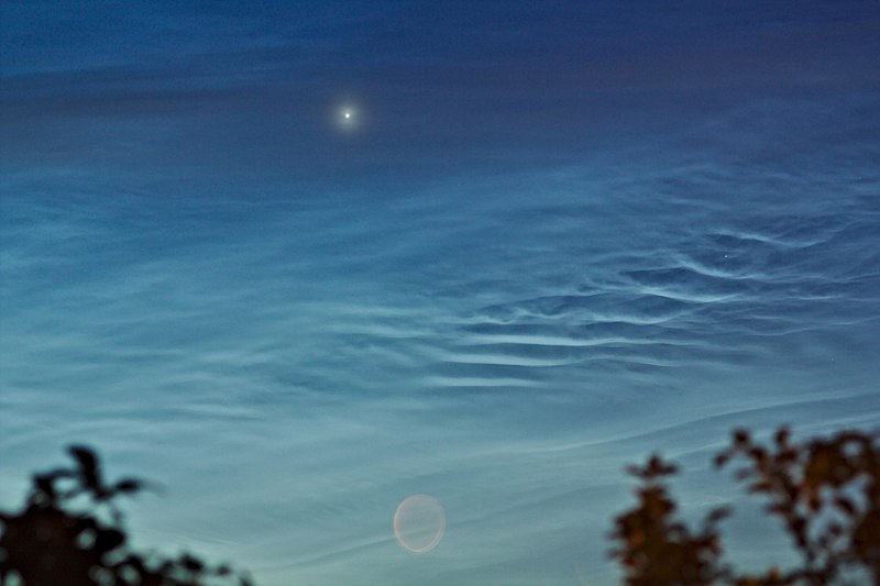 800px-Venus_and_noctilucent_clouds_over_