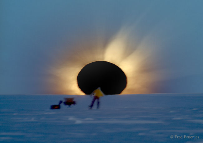 AntarcticEclipse_bruenjes_650.jpg