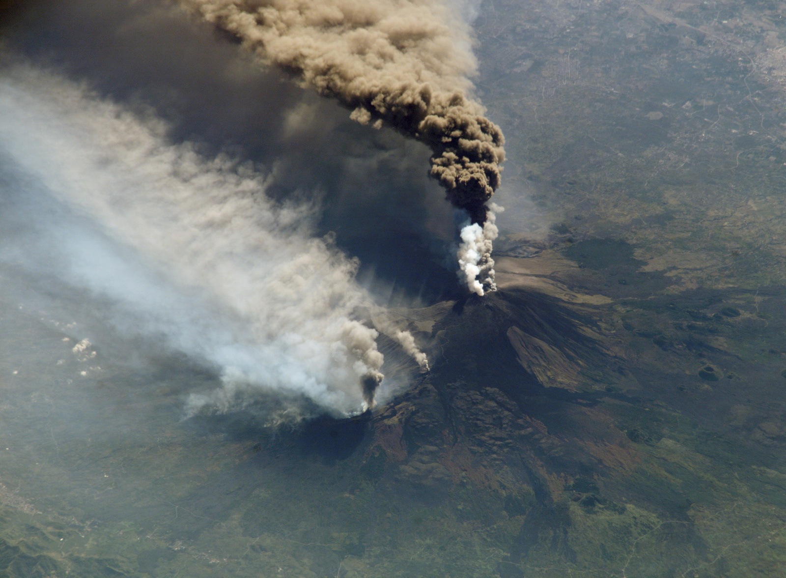 Etna_eruption_seen_from_the_Internationa