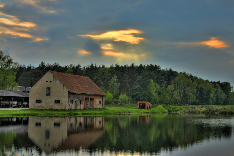 Pond_and_barn__by_Krawat93.jpg