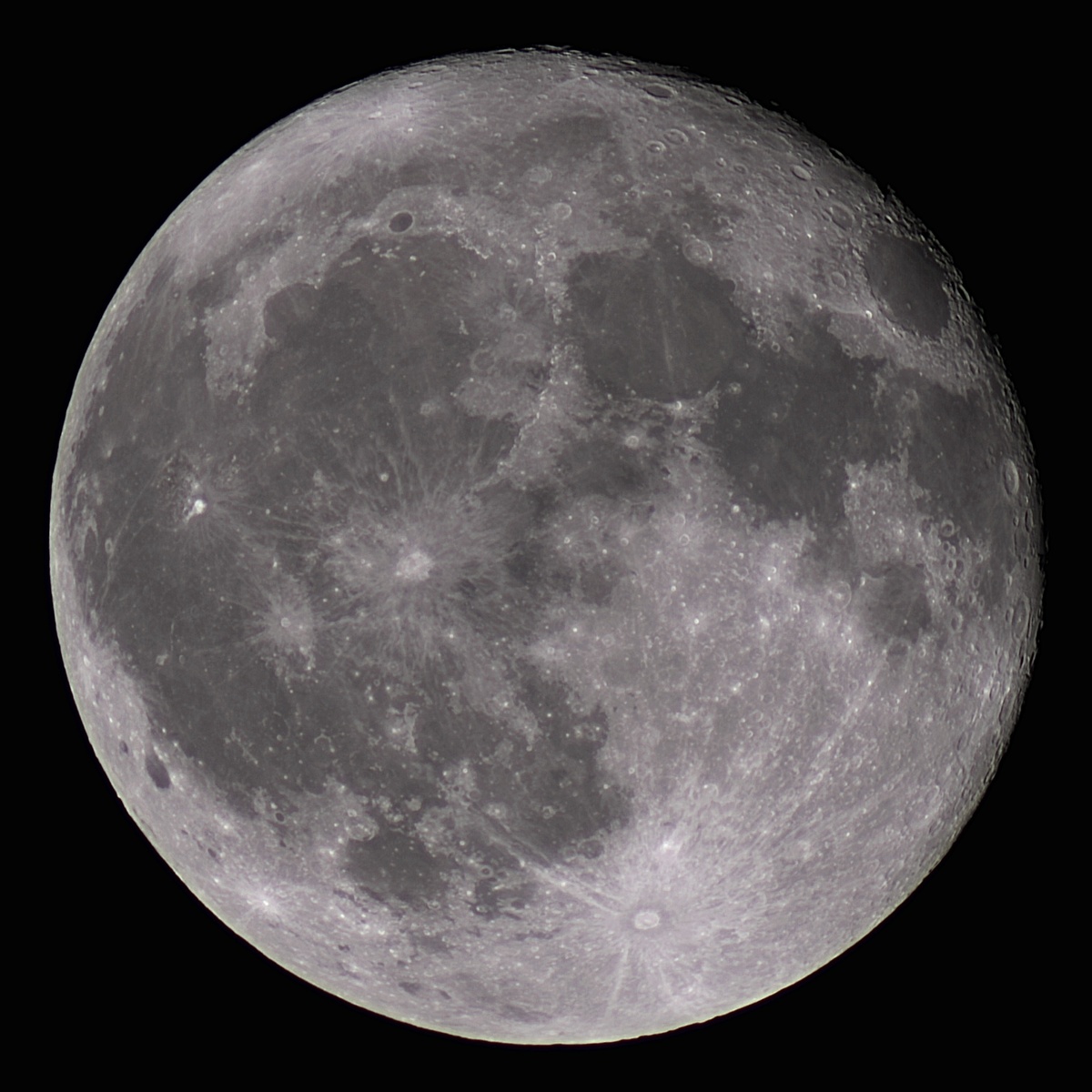 Księżyc 10-25 - wiek 15,9 dnia-98,3%-dystans 379,7 tys km.jpg