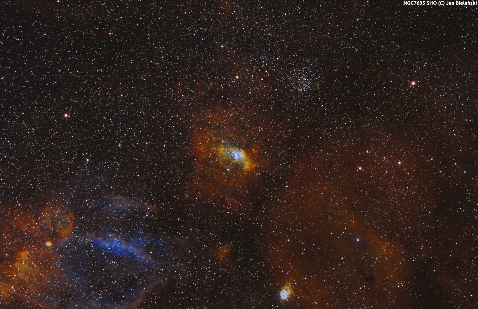 NGC7635_SHO_Ha_44_SII_41_OIII_42x600s_Skala-1-4.thumb.jpg.a6350585c6e06172d5928349565e51a0.jpg