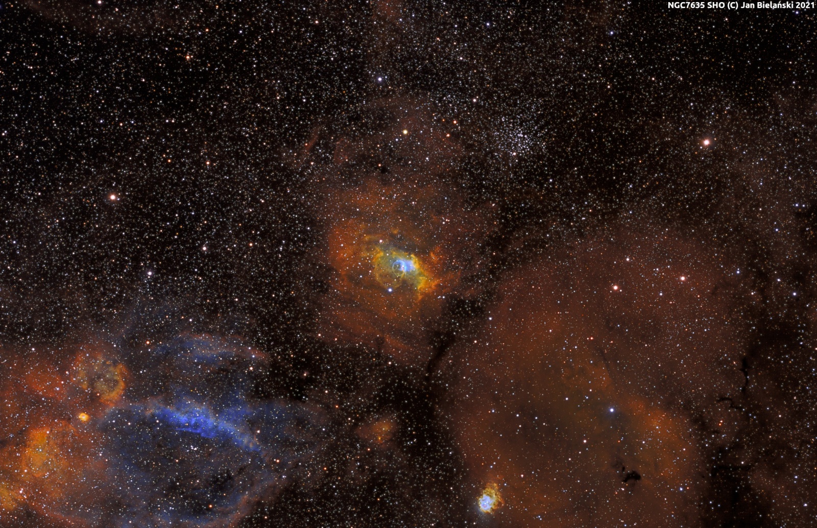 NGC7635_SHO_Ha_44_SII_41_OIII_42x600s_version2_Skala-1-4.thumb.jpg.7793210a0c86c0591f46ab3e00b60b14.jpg