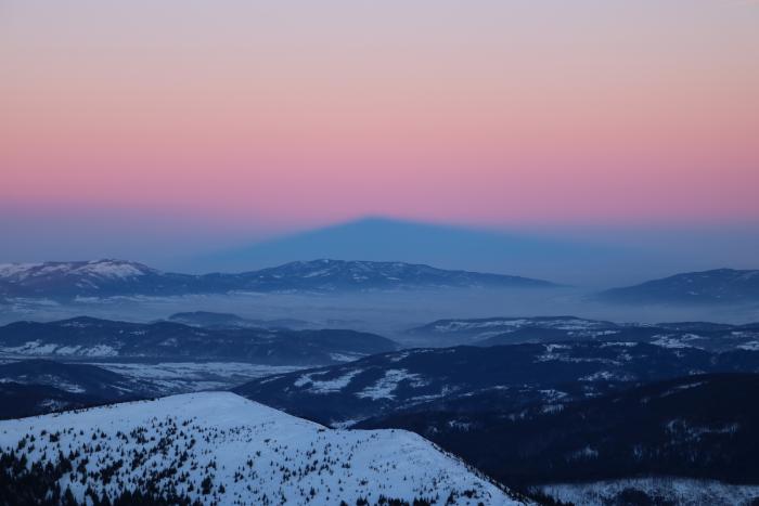Cień Babiej Góry przy wschodzie Słońca.jpg