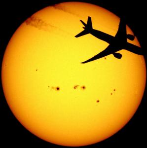 Samolot na tle tarczy słonecznej..jpg